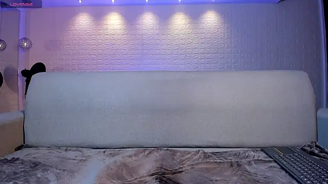 violet scott online show from February 25, 5:15 pm