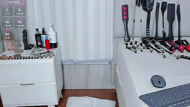 Snapshot of mileyerikson chatting on August 6, 2:35 am mileyerikson online show from August 6, 2:35 am