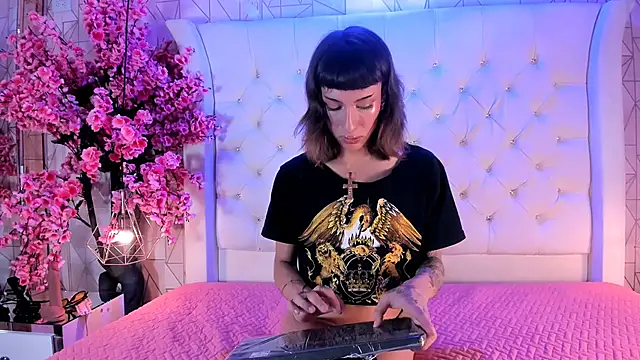 Snapshot of MadisonWood01 chatting on November 4, 2:16 pm MadisonWood01 online show from November 4, 2:16 pm