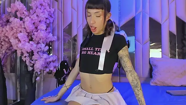 Snapshot of MadisonWood01 chatting on November 8, 2:39 pm MadisonWood01 online show from November 8, 2:39 pm