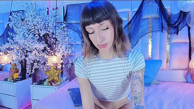 Snapshot of MadisonWood01 chatting on December 5, 7:17 am MadisonWood01 online show from December 5, 7:17 am