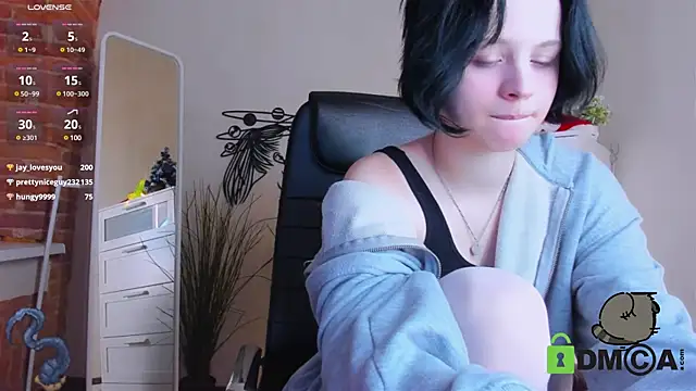 Snapshot of Alina_Mills chatting on December 17, 4:53 pm Alina Mills online show from December 17, 4:53 pm