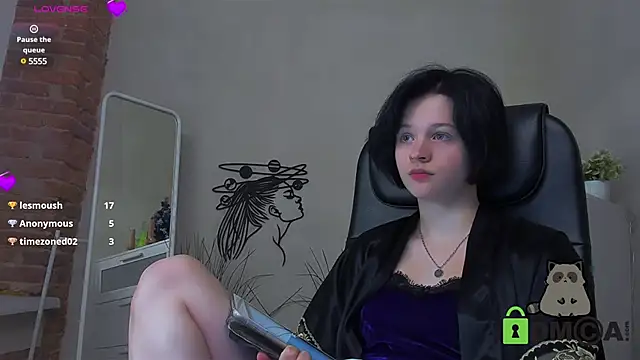 Snapshot of Alina_Mills chatting on December 18, 1:56 pm Alina Mills online show from December 18, 1:56 pm