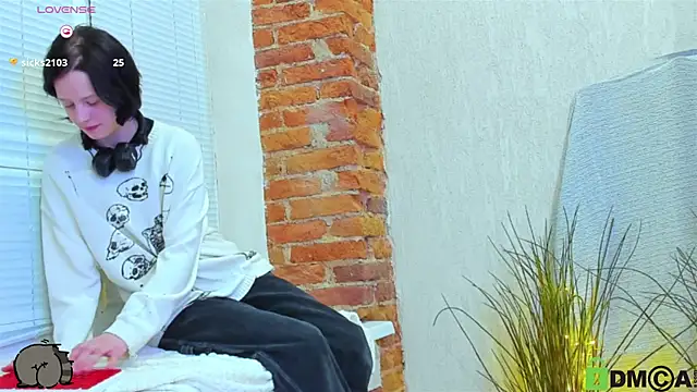 Snapshot of Alina_Mills chatting on February 28, 4:10 pm Alina Mills online show from February 28, 4:10 pm