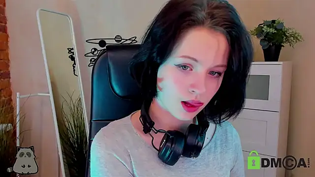 Snapshot of Alina_Mills chatting on March 20, 2:32 pm Alina Mills online show from March 20, 2:32 pm