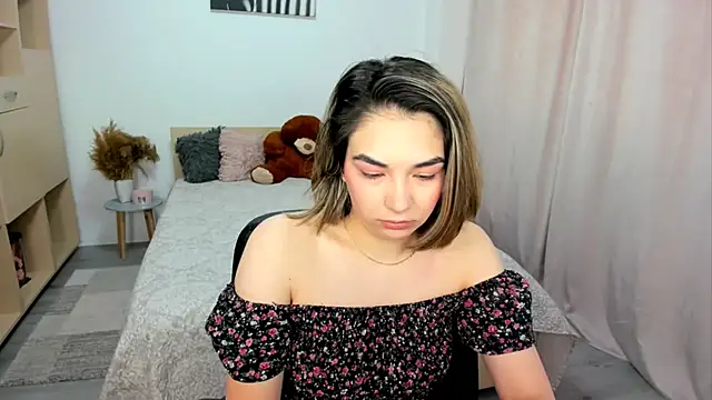 Snapshot of Alexa_Dolly12 chatting on May 5, 8:11 am Alexa Dolly12 online show from May 5, 8:11 am