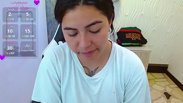 Snapshot of _luna_torres chatting on December 3, 1:20 pm luna torres online show from December 3, 1:20 pm