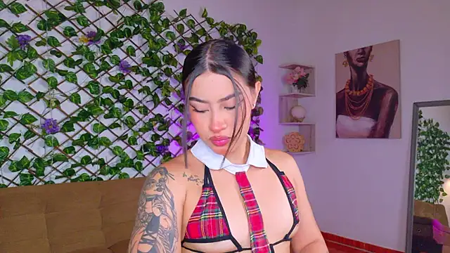 Snapshot of melody_cute10 chatting on February 25, 1:43 pm melody cute10 online show from February 25, 1:43 pm