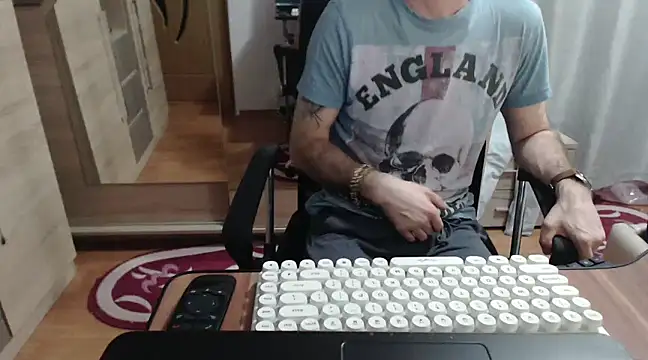 uncutguy01 online show from March 5, 9:04 pm