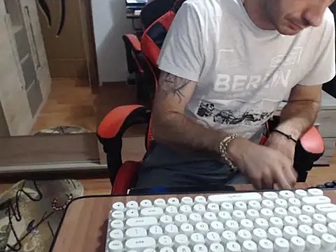 uncutguy01 online show from September 20, 4:46 am
