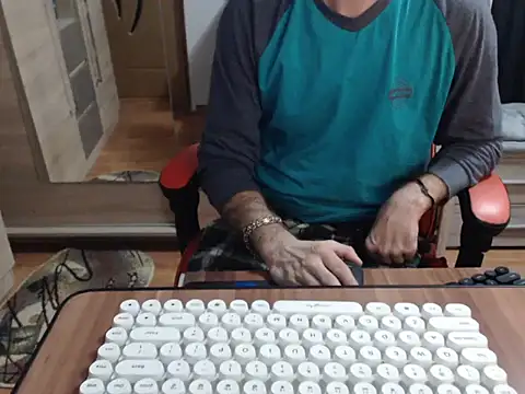 uncutguy01 online show from October 14, 4:46 am