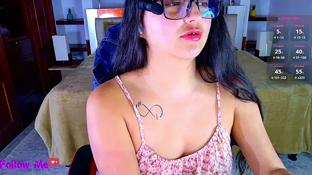 Snapshot of scarlleth_ chatting on December 2, 12:21 pm scarlleth online show from December 2, 12:21 pm