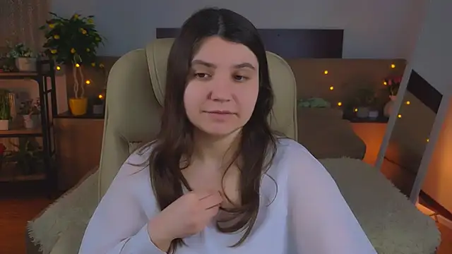 Snapshot of Viola__Shy chatting on May 13, 9:00 pm Viola Shy online show from May 13, 9:00 pm
