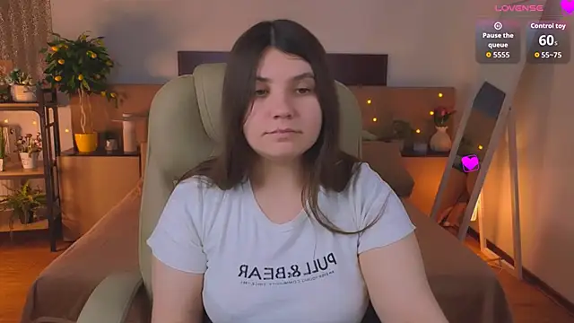 Snapshot of Viola__Shy chatting on May 30, 9:23 pm Viola Shy online show from May 30, 9:23 pm