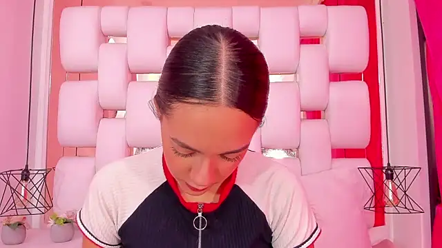 EmmyCruzZ online show from December 15, 7:18 pm