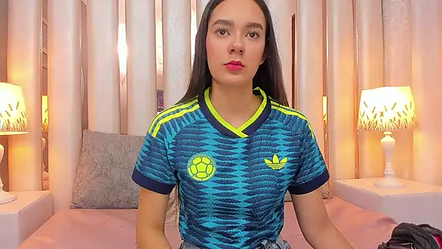 EmmyCruzZ online show from June 27, 1:39 pm