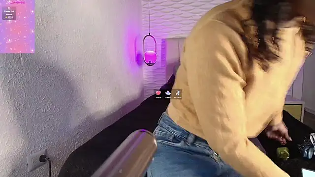 Snapshot of sarah_banks1 chatting on March 11, 7:03 pm sarah banks1 online show from March 11, 7:03 pm