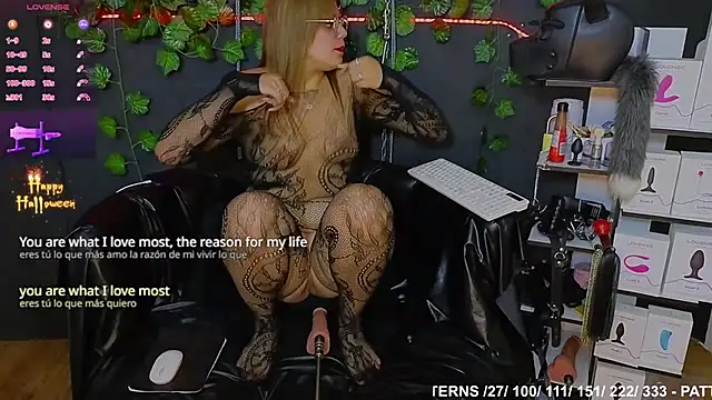 Snapshot of Sweett_Mollyy chatting on October 23, 3:06 am Sweett Mollyy online show from October 23, 3:06 am