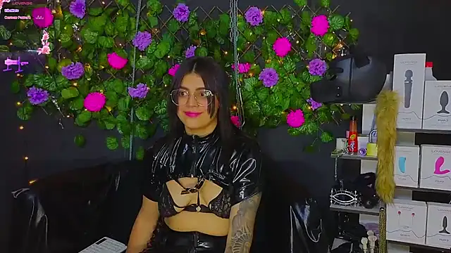 Snapshot of Sweett_Mollyy chatting on May 12, 11:24 pm Sweett Mollyy online show from May 12, 11:24 pm