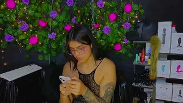 Snapshot of Sweett_Mollyy chatting on May 19, 11:33 pm Sweett Mollyy online show from May 19, 11:33 pm