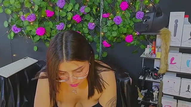 Snapshot of Sweett_Mollyy chatting on June 9, 6:08 pm Sweett Mollyy online show from June 9, 6:08 pm