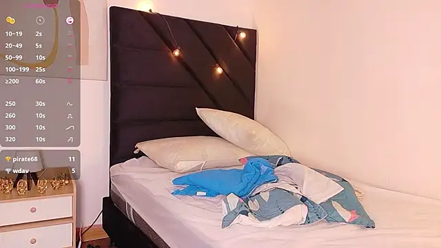 Snapshot of littleebluee chatting on June 1, 7:37 pm littleebluee online show from June 1, 7:37 pm