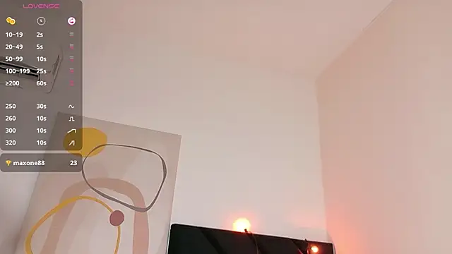 Snapshot of littleebluee chatting on June 4, 7:53 pm littleebluee online show from June 4, 7:53 pm