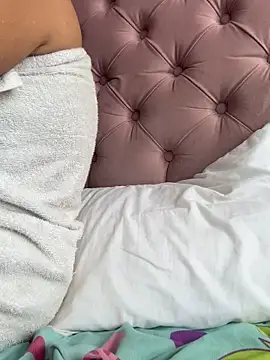 Pretty Isadora online show from November 28, 7:05 pm