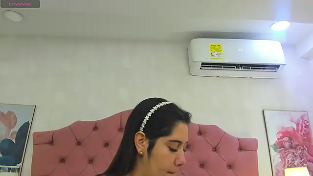 Snapshot of ThyaraJhons chatting on June 27, 11:59 am ThyaraJhons online show from June 27, 11:59 am