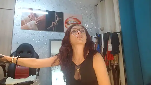 Samantabrown  online show from June 15, 11:23 am
