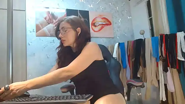 Samantabrown  online show from July 17, 11:39 am
