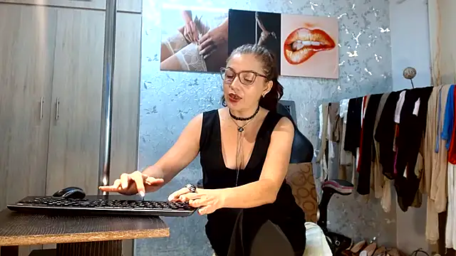 Samantabrown  online show from July 24, 11:19 am
