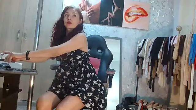 Samantabrown  online show from July 31, 11:31 am