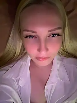 Snapshot of Aleksandrakis chatting on May 18, 7:52 pm Aleksandrakis online show from May 18, 7:52 pm