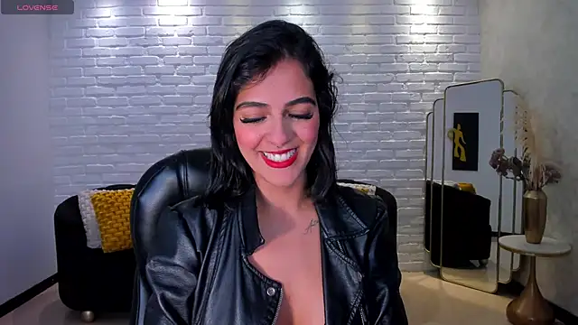Snapshot of VictoriaMilan_ chatting on December 6, 8:29 pm VictoriaMilan online show from December 6, 8:29 pm