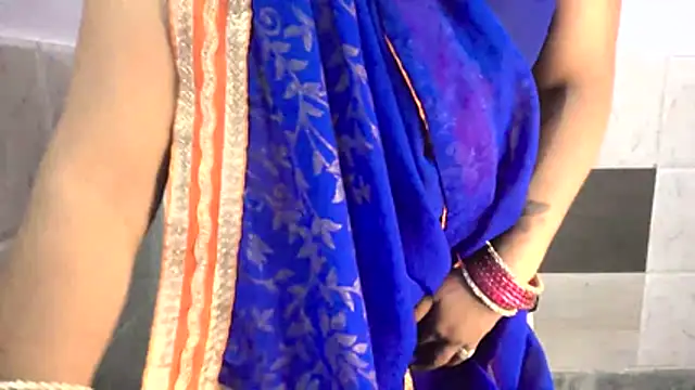 Snapshot of Gulaboo_bhabi chatting on April 13, 4:29 am Gulaboo bhabi online show from April 13, 4:29 am