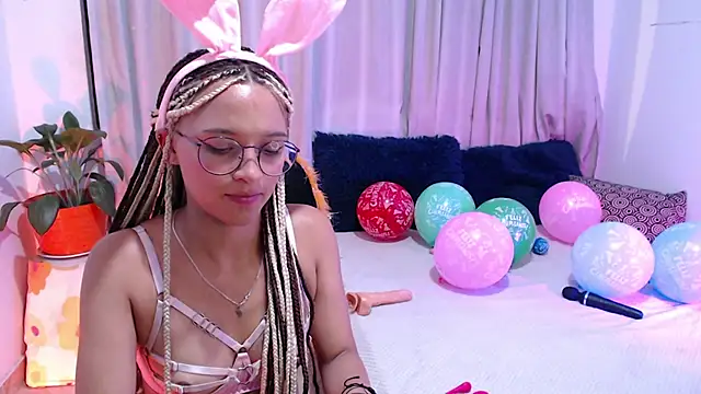 Snapshot of Zoe--khalL chatting on December 17, 5:07 am Zoe--khalL online show from December 17, 5:07 am