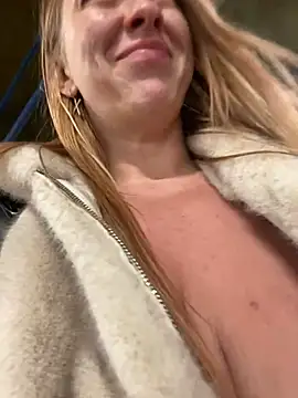 Snapshot of Sweet___Emily chatting on December 18, 10:24 pm Sweet Emily online show from December 18, 10:24 pm