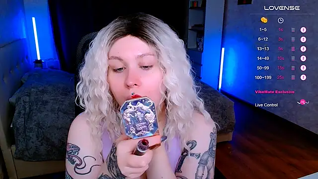 Snapshot of Blueberry-baby chatting on December 4, 8:17 pm Blueberry-baby online show from December 4, 8:17 pm