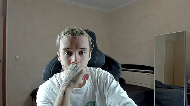 Snapshot of MasonWarholl chatting on December 13, 3:43 pm MasonWarholl online show from December 13, 3:43 pm