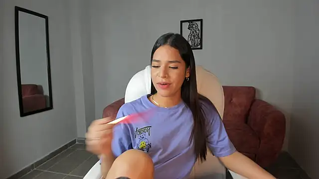 Snapshot of Alice23jones chatting on February 6, 8:02 pm Alice23jones online show from February 6, 8:02 pm