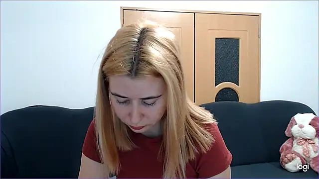 Snapshot of VioletaFlower7 chatting on February 17, 9:56 am VioletaFlower7 online show from February 17, 9:56 am