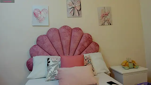 Snapshot of MilaaAdams chatting on May 30, 11:29 am MilaaAdams online show from May 30, 11:29 am
