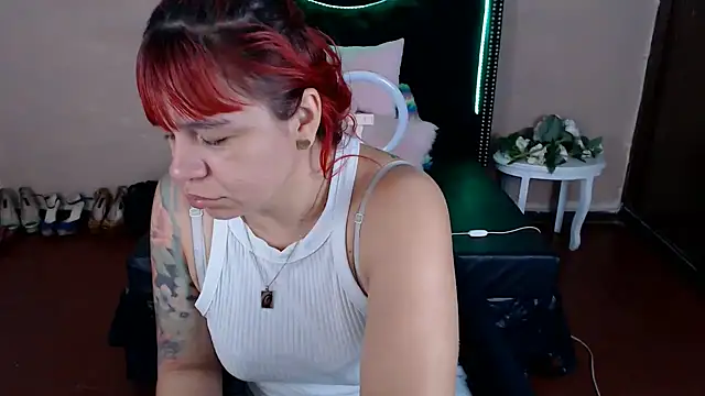 Snapshot of VioletaaaSlave chatting on June 14, 11:01 am VioletaaaSlave online show from June 14, 11:01 am