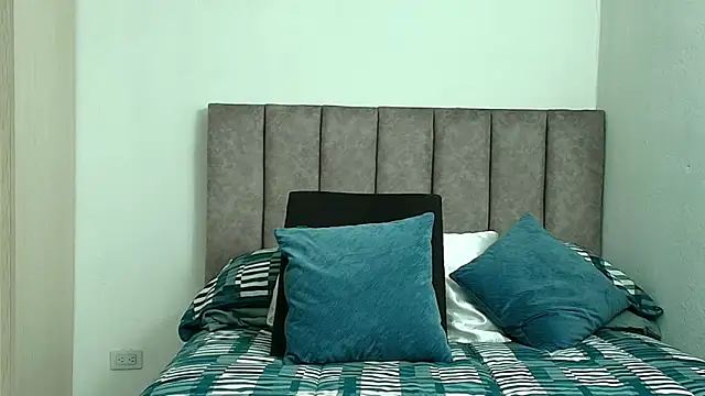 karina lewis  online show from March 13, 4:19 am