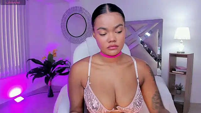 Snapshot of madisson_davon chatting on January 7, 1:35 pm madisson davon online show from January 7, 1:35 pm