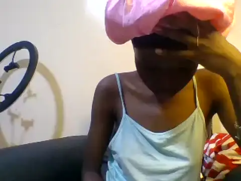 Snapshot of Baddie_Floxxy chatting on December 10, 2:17 pm Baddie Floxxy online show from December 10, 2:17 pm