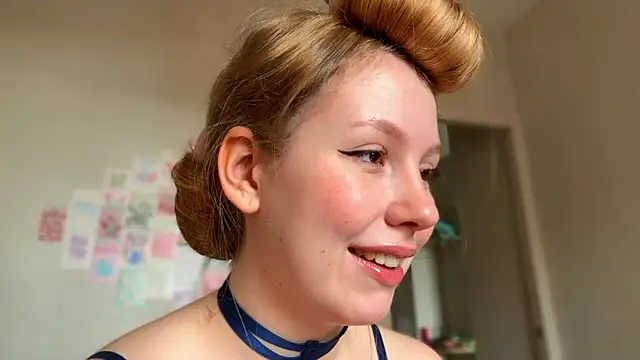Snapshot of HoneyAudrey chatting on May 14, 2:18 am HoneyAudrey online show from May 14, 2:18 am