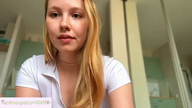 Snapshot of HoneyAudrey chatting on May 18, 3:35 am HoneyAudrey online show from May 18, 3:35 am