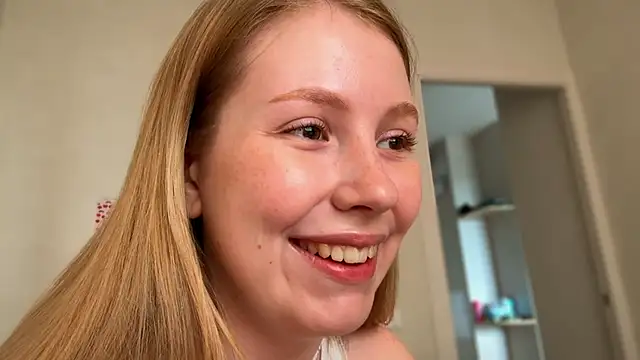 Snapshot of HoneyAudrey chatting on June 9, 2:34 am HoneyAudrey online show from June 9, 2:34 am